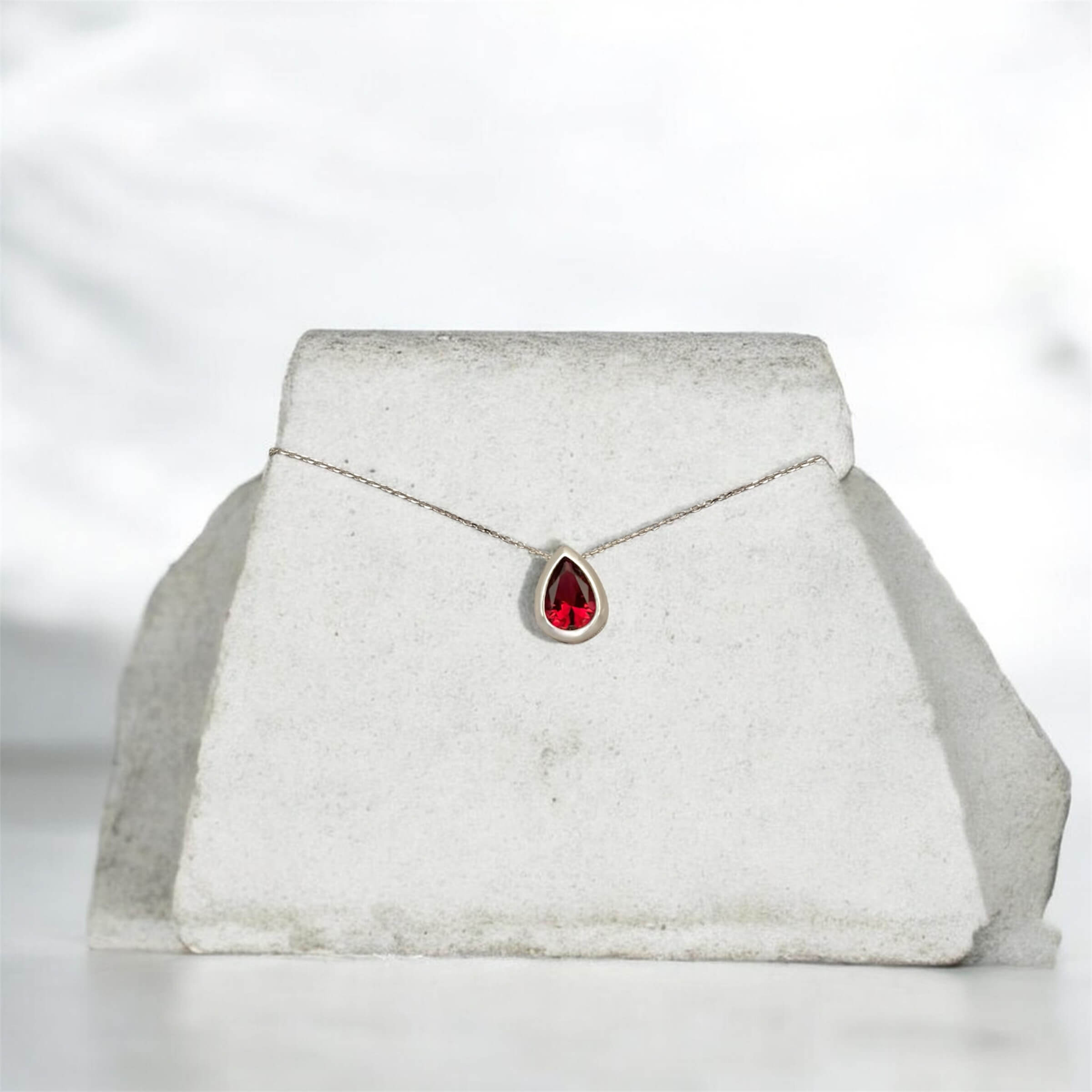 Λευκόχρυσο μενταγιόν σε σχήμα δάκρυ με κόκκινη πέτρα ζιργκόν, κ14