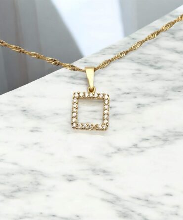 Χρυσό μενταγιόν σε τετράγωνο σχέδιο με πέτρες ζιργκόν ,κ14