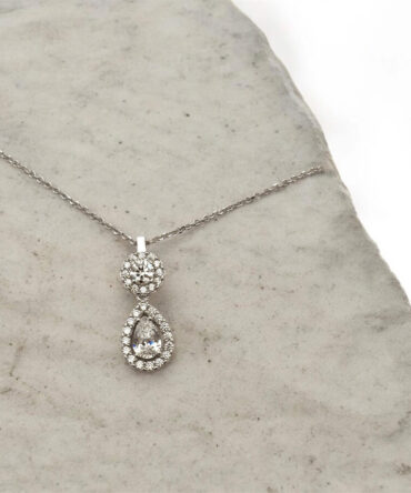 Λευκόχρυσο μενταγιόν σε σχήμα δάκρυ και συνδυασμό στρογγυλής λεπτομέρειας με πέτρες ζιργκόν ,κ9