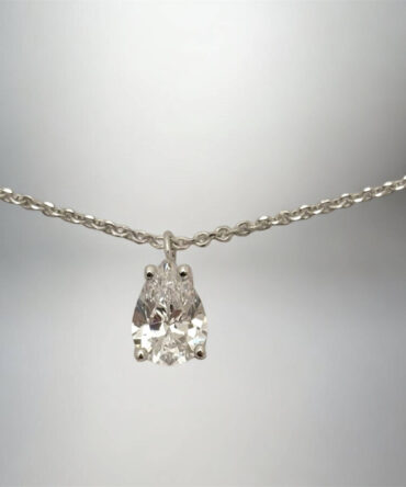 Λευκόχρυσο μενταγιόν σε σχήμα δάκρυ με πέτρα ζιργκόν ,κ9