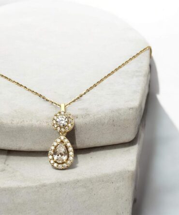 Χρυσό μενταγιόν σε σχήμα δάκρυ σε συνδυασμό με στρογγυλή λεπτομέρεια και πέτρες ζιργκόν ,κ9