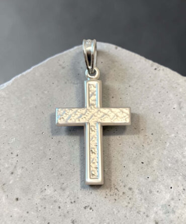 Λευκόχρυσος σταυρός βάπτισης για αγόρι σφηρύλατος με ματ επιφάνεια , κ9