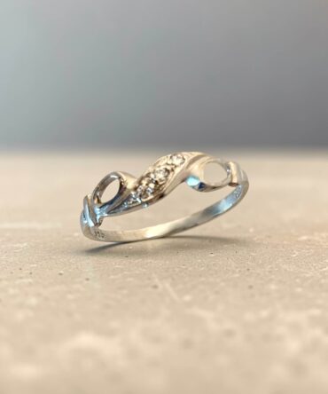 Λευκόχρυσο γυναικείο δαχτυλίδι με πέτρες ζιργκόν , κ14