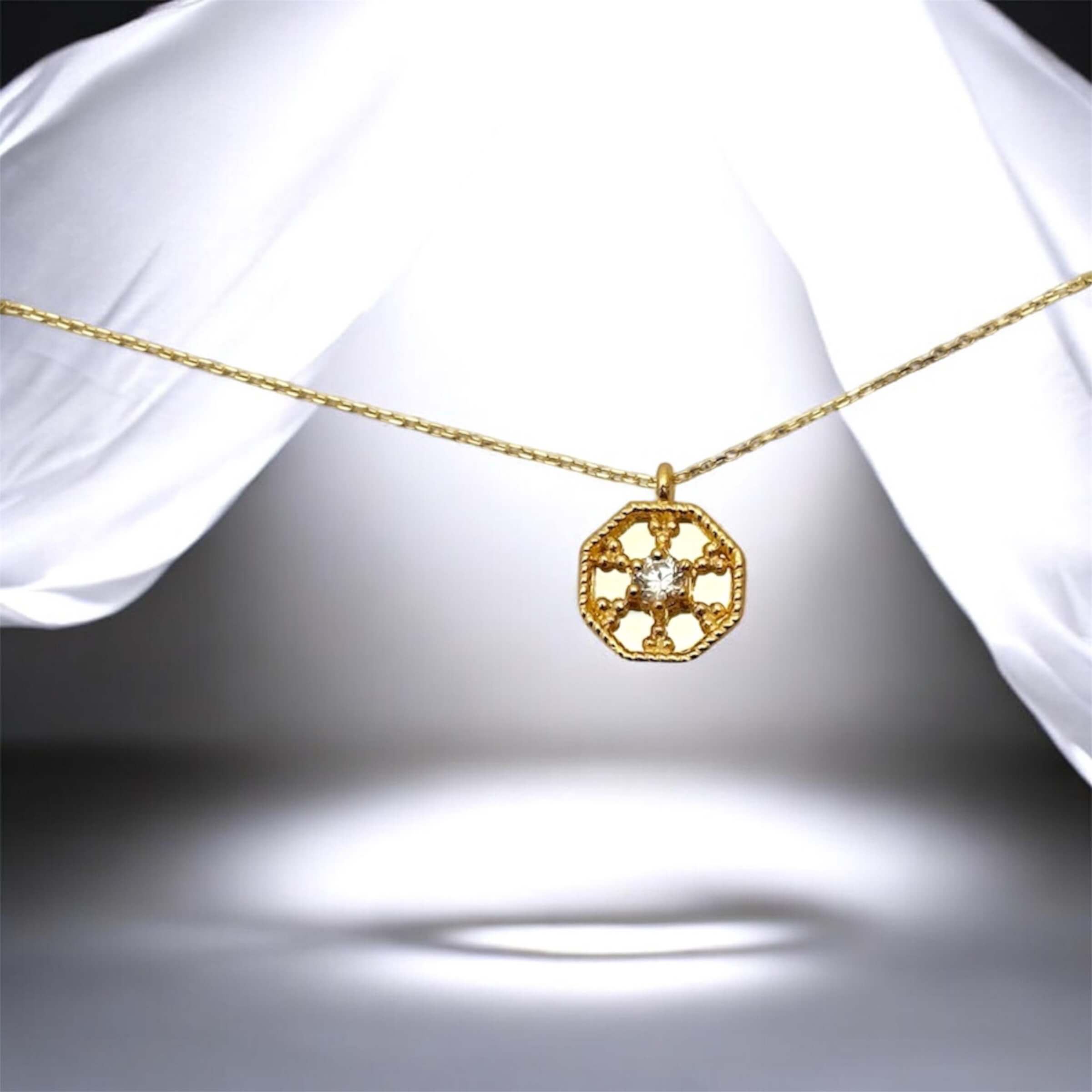 Χρυσό μενταγιόν στυλ κωσταντινάτο με πέτρα ζιργκόν ,κ14