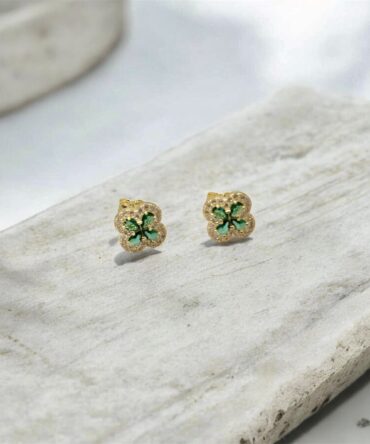 Χρυσά σκουλαρίκια πάνω στο αυτί σε σχήμα λουλούδι με πράσινες πέτρες ζιργκόν , κ9
