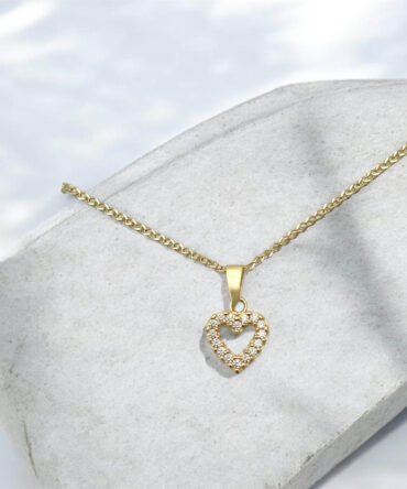 Χρυσό μενταγιόν σε σχήμα καρδιάς με πέτρες ζιργκόν ,κ9