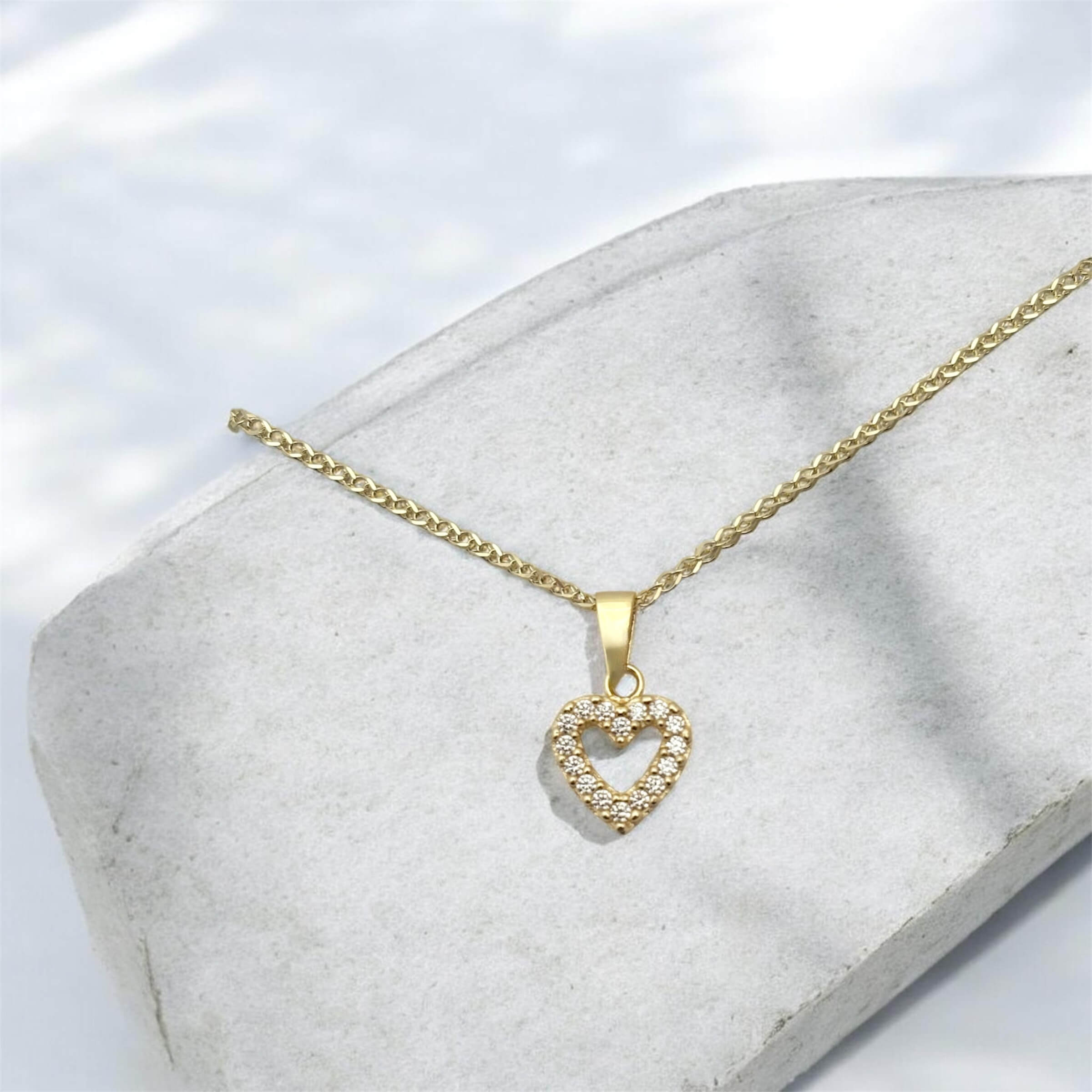 Χρυσό μενταγιόν σε σχήμα καρδιάς με πέτρες ζιργκόν ,κ9