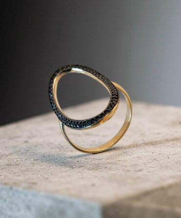 Χρυσό γυναικείο δαχτυλίδι με μαύρες πέτρες ζιργκόν , κ14