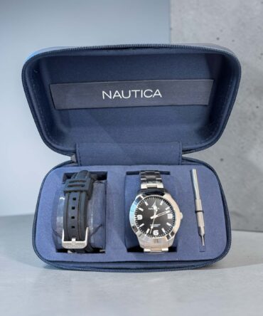 Ανδρικό ρολόι Nautica με ασημί ατσάλινο μπρασελέ και μαύρο καντράν με δώρο μαύρο λουράκι σιλικόνης και βιδωτή κορώνα