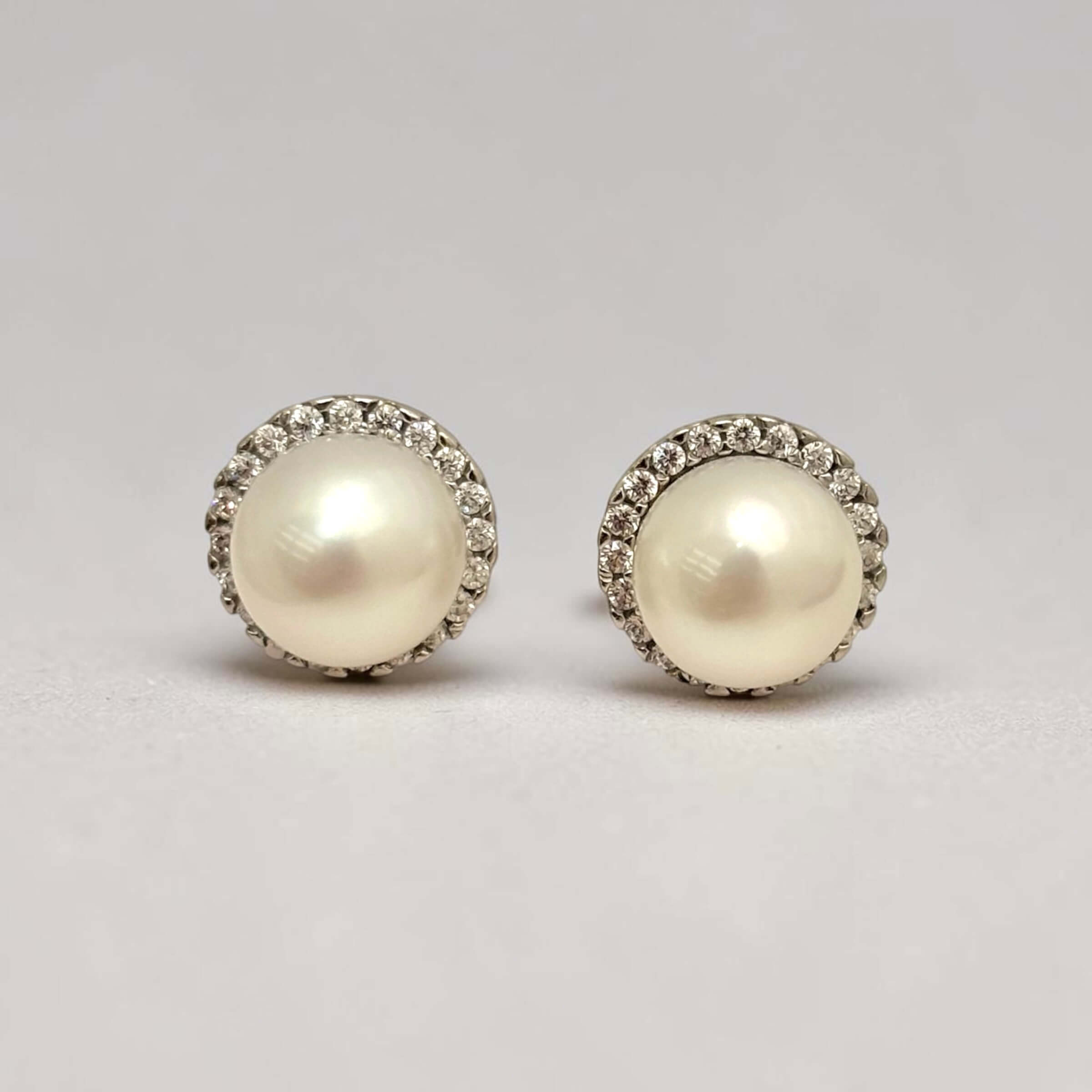 Λευκόχρυσα σκουλαρίκια γυναικεία καρφωτά στο αυτί στυλ ροζέτα με μαργαριτάρι και πέτρες ζιργκόν , κ14