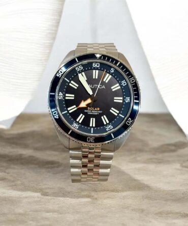 Ανδρικό ρολόι Nautica Solar με ασημί ατσάλινο μπρασελέ και μπλε καντράν με βιδωτή κορώνα