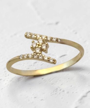 Χρυσό δαχτυλίδι γυναικείο με σταυρουδάκι στο κέντρο και πέτρες ζιργκόν , κ9