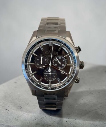 Ανδρικό ρολόι Roamer με ανθρακί μπρασελέ από τιτάνιο και μαύρο καντράν-ηλιακά τροφοδοτούμενο