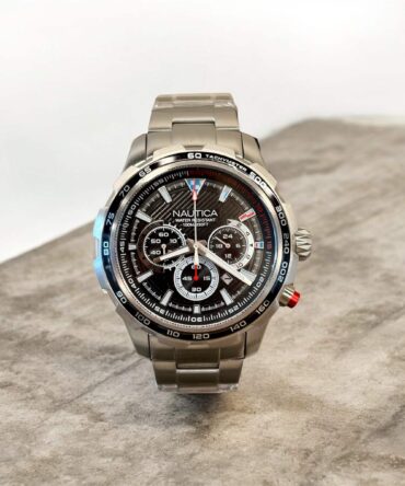 Ανδρικό ρολόι Nauticaμε ασημί ατσάλινο μπρασελέ και μαύρο καντράν με βιδωτή κορώνα