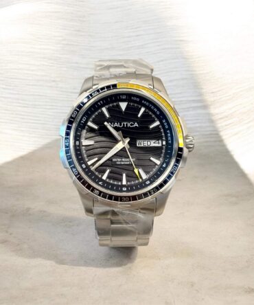 Aνδρικό ρολόι Nautica με ασημί ατσάλινο μπρασελέ και μαύρο καντράν με βιδωτή κορώνα