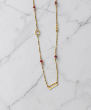 Χρυσό γυναικείο μενταγιόν με γεωμετρικά σχήματα περιμετρικά της αλυσίδας και κόκκινες πέτρες ζιργκόν , κ14