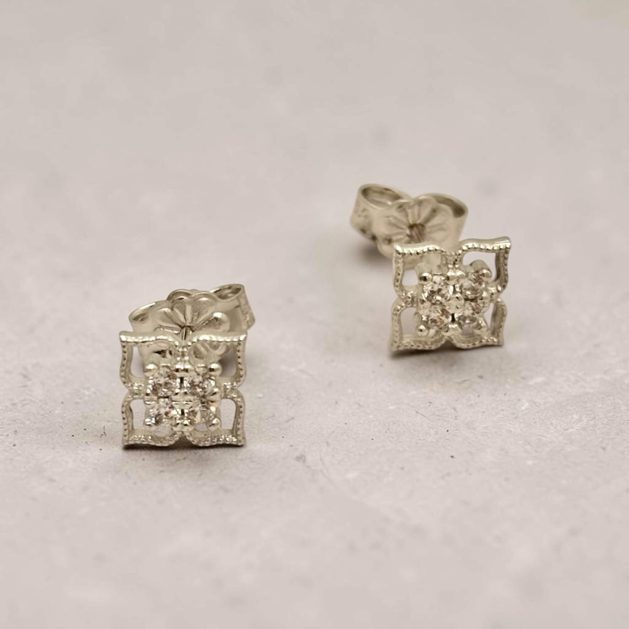 Λευκόχρυσα σκουλαρίκια γυναικεία καρφωτά στο αυτί σε σχήμα λουλούδι με πέτρες ζιργκόν , κ14