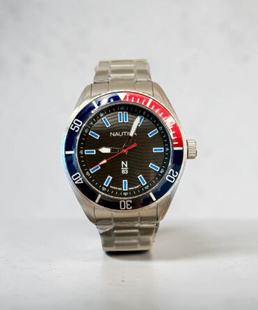 Ανδρικό ρολόι Nautica με ασημί ατσάλινο μπρασελέ και μαύρο κάντραν