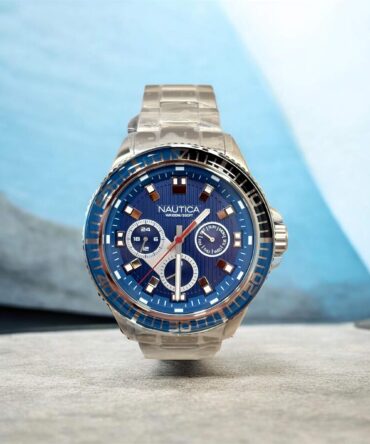 Aνδρικό ρολόι Nautica με ασημί ατσάλινο μπρασελέ και μπλε καντράν με βιδωτή κορώνα