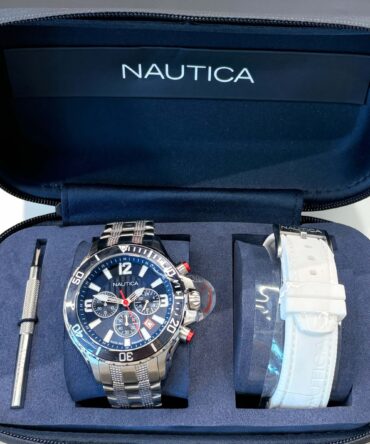 Ανδρικό ρολόι Nautica με ασημί ατσάλινο μπρασελέ και μπλε καντράν με δώρο λουράκι σιλικόνης σε λευκό χρώμα με βιδωτή κορώνα