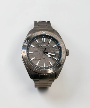 Ανδρικό ρολόι Nautica με μπρασελέ ανθρακί χρώμα και ανθρακί καντράν και βιδωτή κορώνα