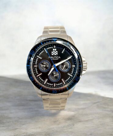 Ανδρικό ρολόι Nautica με ασημί ατσάλινο μπρασελέ και μαύρο καντράν με βιδωτή κορώνα