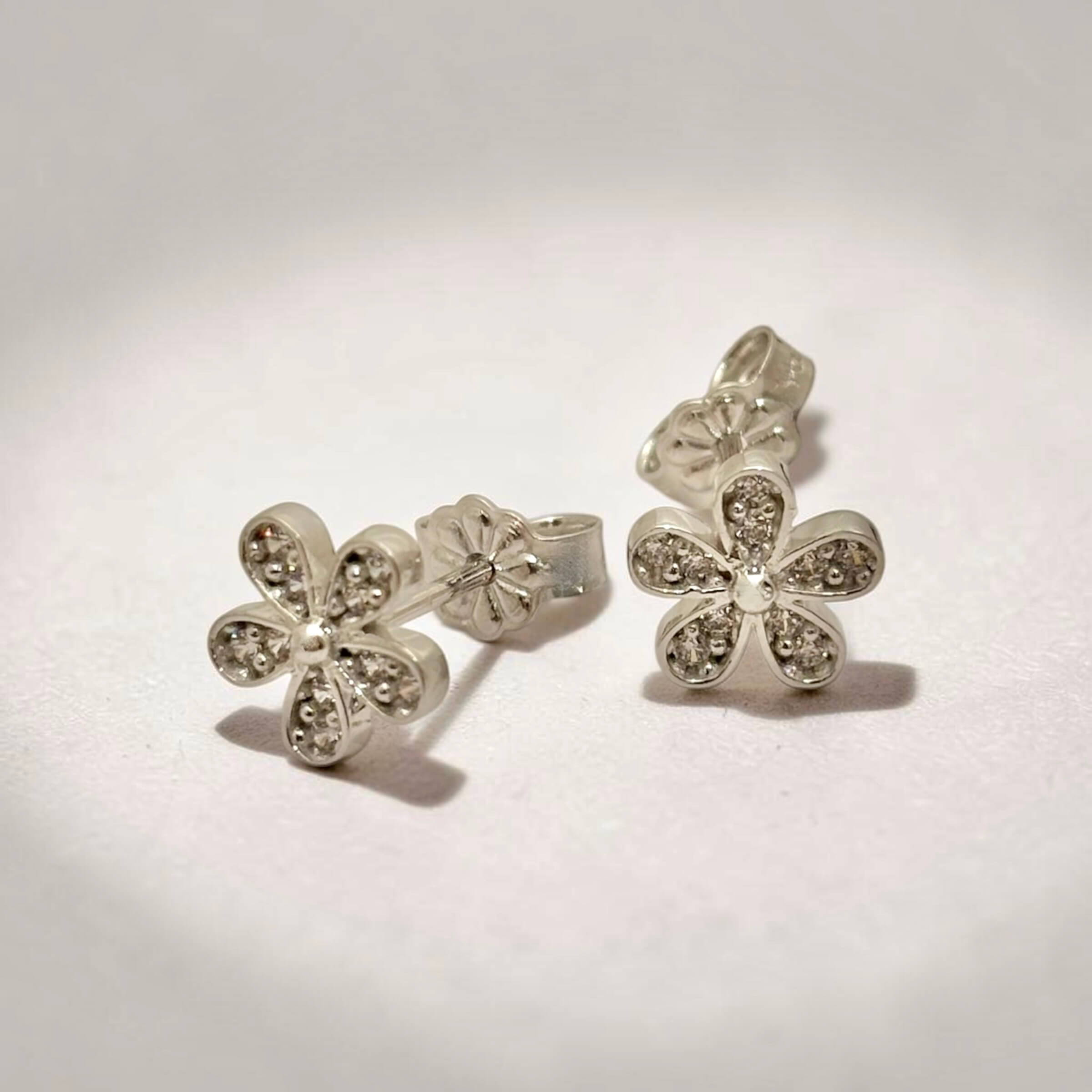 Λευκόχρυσα σκουλαρίκια γυναικεία καρφωτά στο αυτί σε σχήμα λουλούδι με πέτρες ζιργκόν , κ14