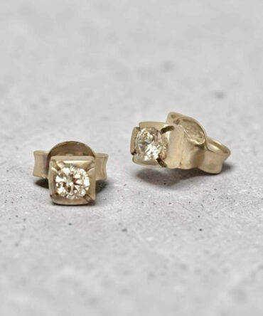 Λευκόχρυσα σκουλαρίκια γυναικεία καρφωτά στο αυτί μονοπετράκια με πέτρες ζιργκόν , κ14