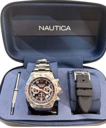 Ανδρικό ρολόι Nautica με ασημί ατσάλινο μπρασελέ και μαύρο καντράν και βιδωτή κορώνα σε συσκευασία δώρου με έξτρα λουράκι σιλικόνης μαύρο