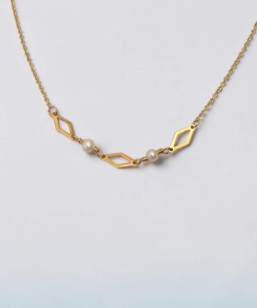 Χρυσό γυναικείο μενταγιόν με γεωμετρικά σχήματα και μαργαριτάρια , κ9