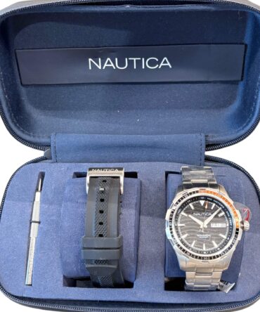 Ανδρικό ρολόι Nautica με ασημί ατσάλινο μπρασελέ και μαύρο καντράν με δώρο λουράκι σιλικόνης μαύρο χρώμα